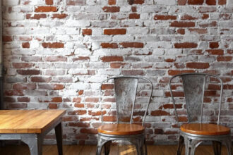 Chaises industrielles en métal dans un intérieur moderne et chaleureux