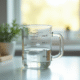 Verre mesureur avec 300g d'eau dans la cuisine
